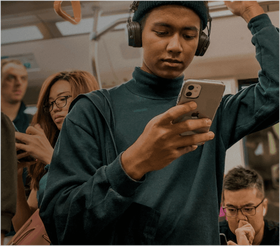 Equipe profissional colaborando em estratégia digital