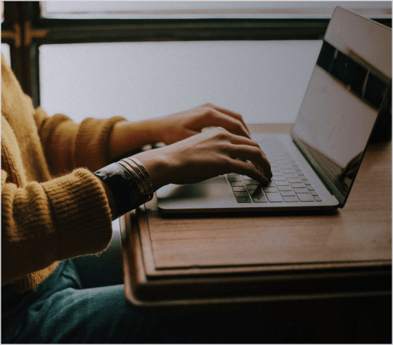 Especialista analisando métricas e resultados reais